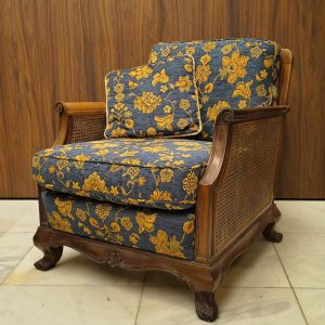 Par de poltronas em madeira de jacarandá