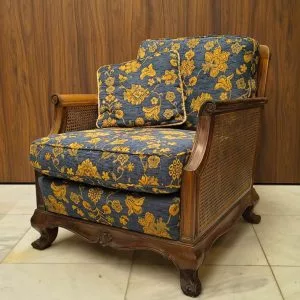 Par de poltronas em madeira de jacarandá