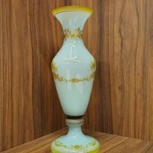 Vaso opalina azul claro com detalhes dourados