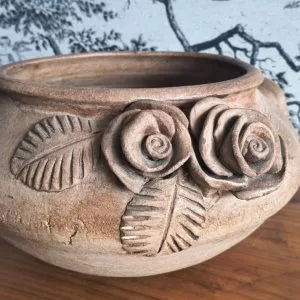 Vaso/cachepot rústico com detalhes florais